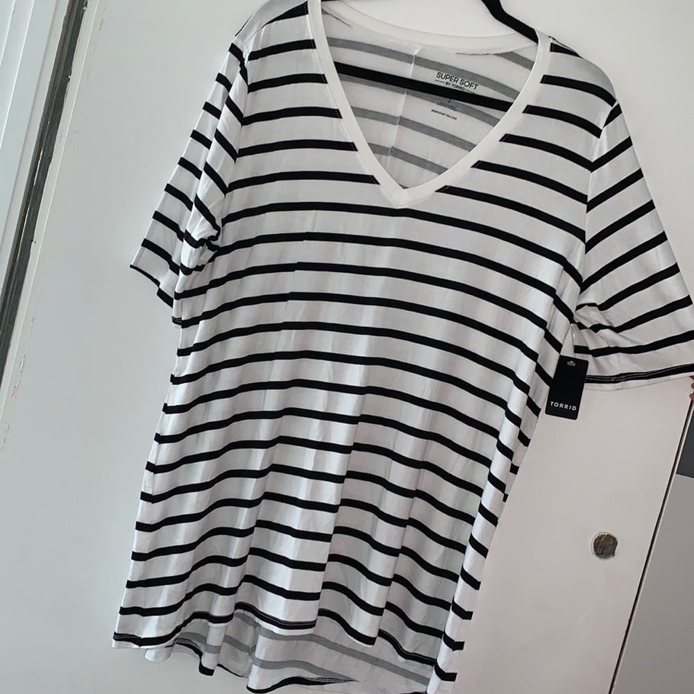 Size 2 / 2X Torrid Super soft knit striped V-neck tee T-shirt